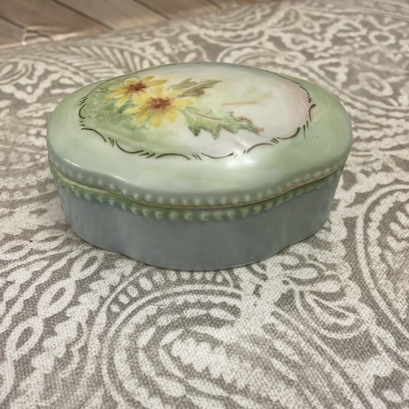 Vintage hand‎ painted trinket box with floral design. Jackson 1982 - Picture 2 of 5